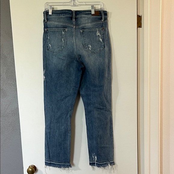 Judy Blue Cropped Jeans in Faded Blue - Picture 6 of 10